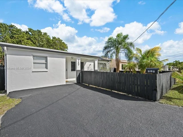 717 SW 7th Ter, Hallandale Beach FL 33009