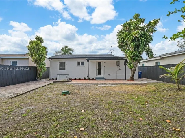 717 SW 7th Ter, Hallandale Beach FL 33009