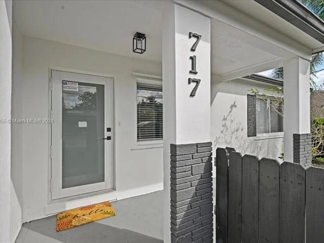 717 SW 7th Ter, Hallandale Beach FL 33009