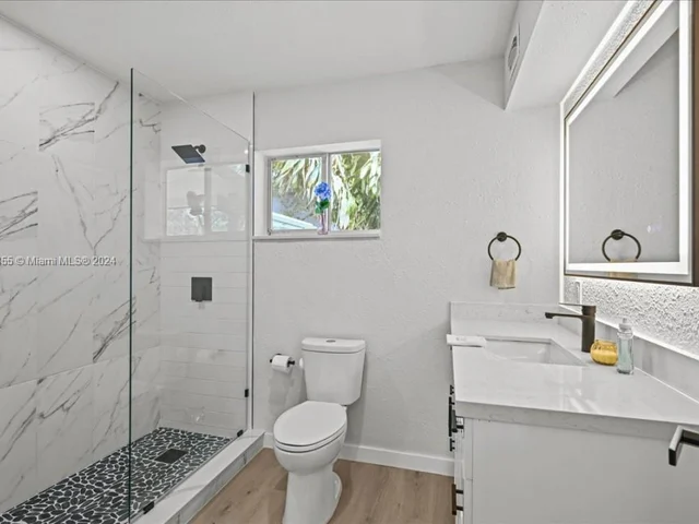 717 SW 7th Ter, Hallandale Beach FL 33009