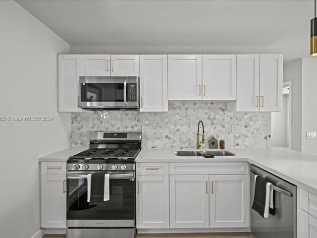 717 SW 7th Ter, Hallandale Beach FL 33009