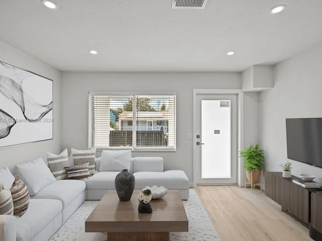 717 SW 7th Ter, Hallandale Beach FL 33009