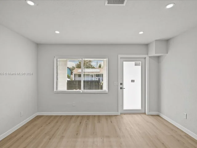 717 SW 7th Ter, Hallandale Beach FL 33009