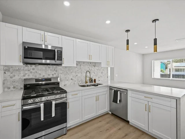 717 SW 7th Ter, Hallandale Beach FL 33009