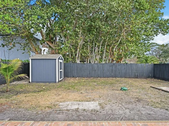 717 SW 7th Ter, Hallandale Beach FL 33009