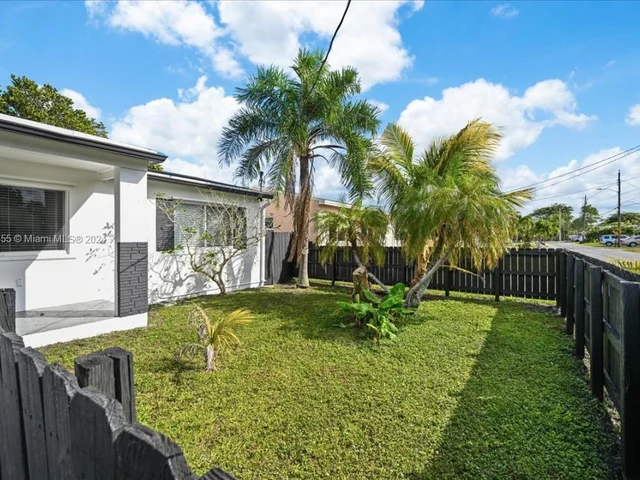 717 SW 7th Ter, Hallandale Beach FL 33009