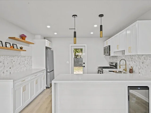 717 SW 7th Ter, Hallandale Beach FL 33009