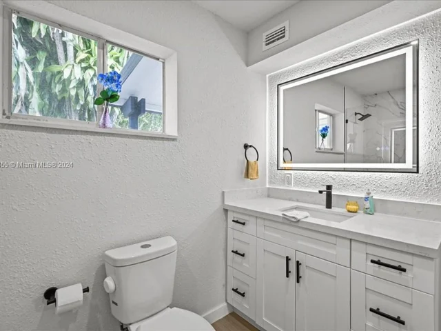 717 SW 7th Ter, Hallandale Beach FL 33009