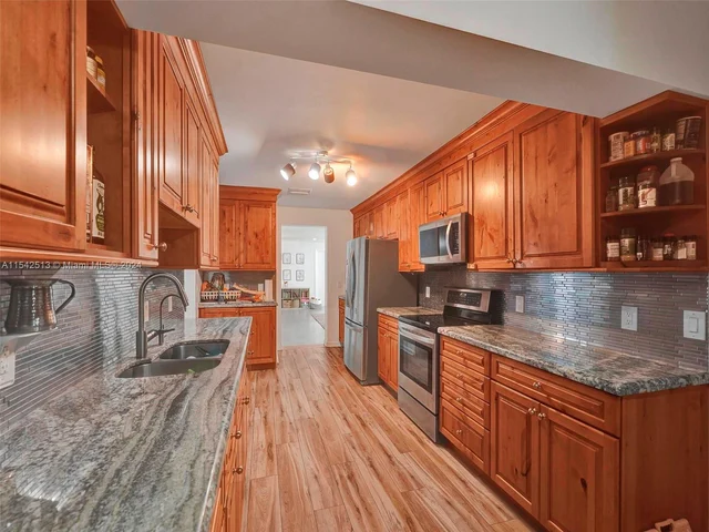 900 Tyler St, Hollywood FL 33019