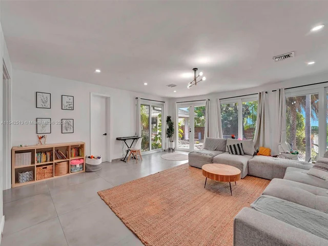 900 Tyler St, Hollywood FL 33019