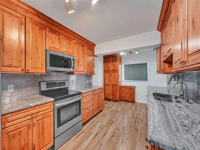 900 Tyler St, Hollywood FL 33019