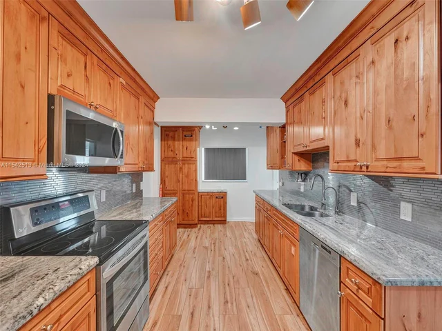 900 Tyler St, Hollywood FL 33019