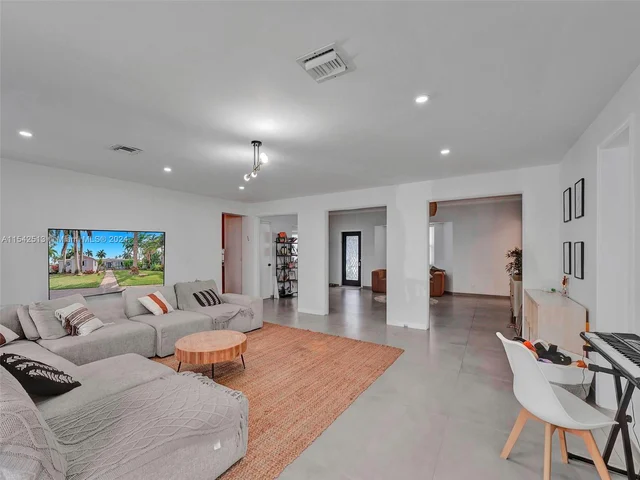 900 Tyler St, Hollywood FL 33019