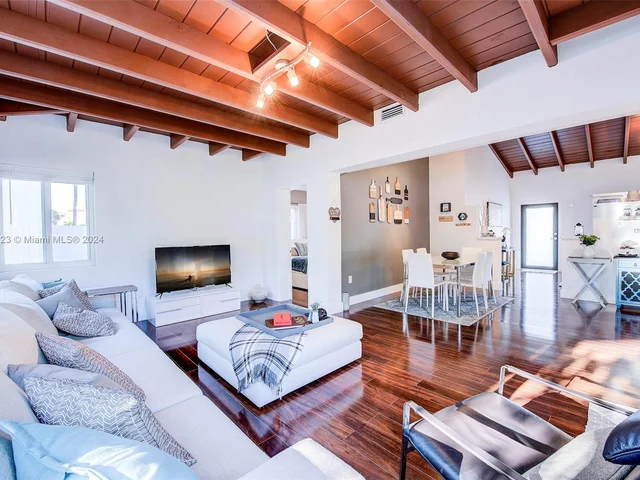 2190 NE 169th St, North Miami Beach FL 33162