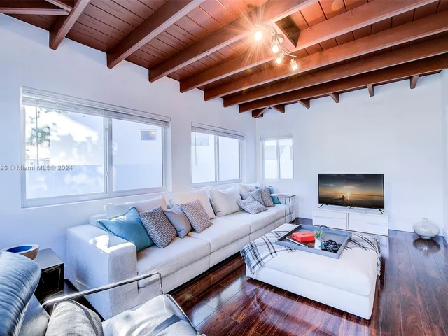 2190 NE 169th St, North Miami Beach FL 33162