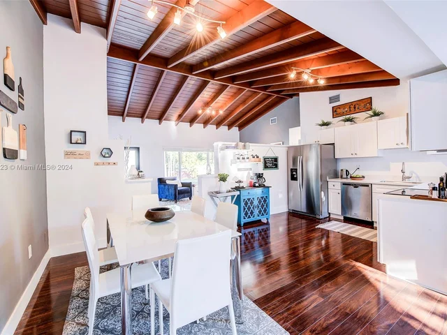 2190 NE 169th St, North Miami Beach FL 33162