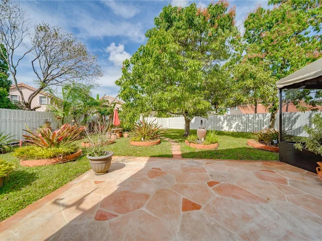 1346 SW 180th Ave, Pembroke Pines FL 33029