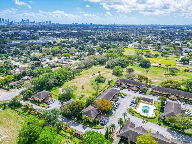 1172 NE 210th Ter # 1172, Miami FL 33179