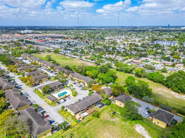 1172 NE 210th Ter # 1172, Miami FL 33179