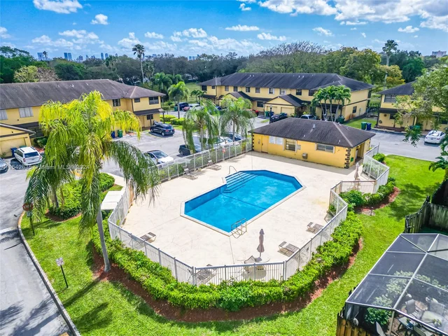 1172 NE 210th Ter # 1172, Miami FL 33179