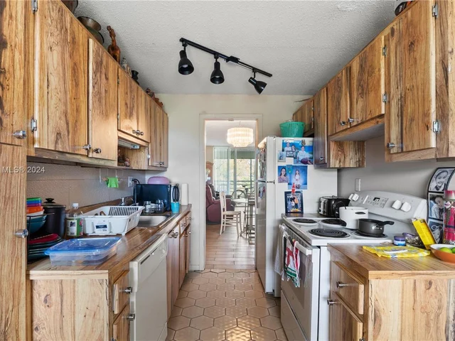 3070 NW 48th Ter # 414, Lauderdale Lakes FL 33313