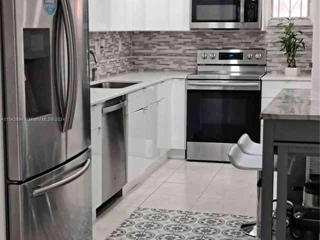 1890 W 56th St # 1325, Hialeah FL 33012