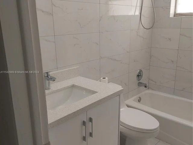 1130 NE 214th St, Miami FL 33179