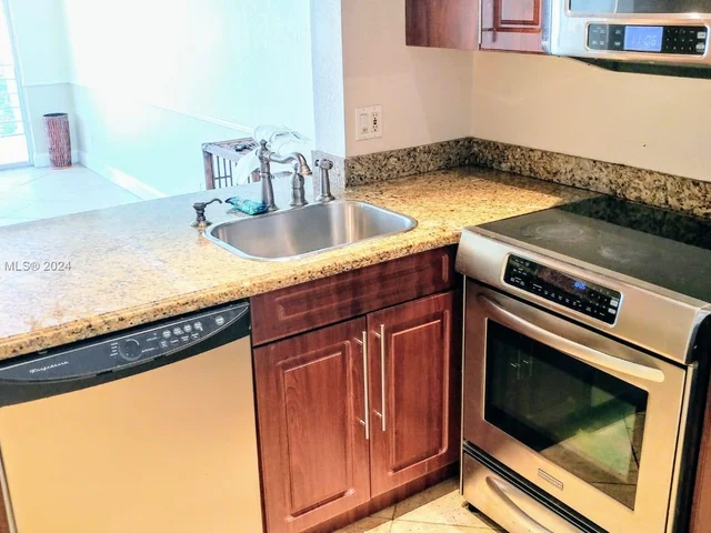 9420 Poinciana Pl # 406, Davie FL 33324