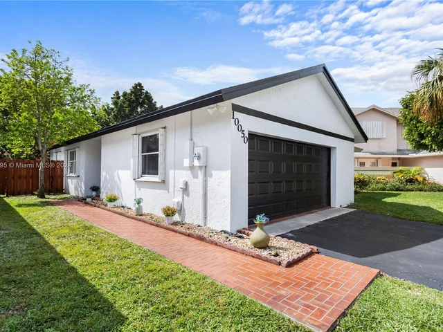 10050 SW 12th St, Pembroke Pines FL 33025