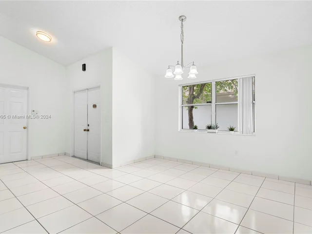 10050 SW 12th St, Pembroke Pines FL 33025