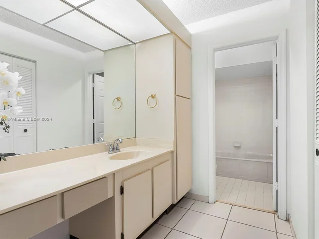 10050 SW 12th St, Pembroke Pines FL 33025