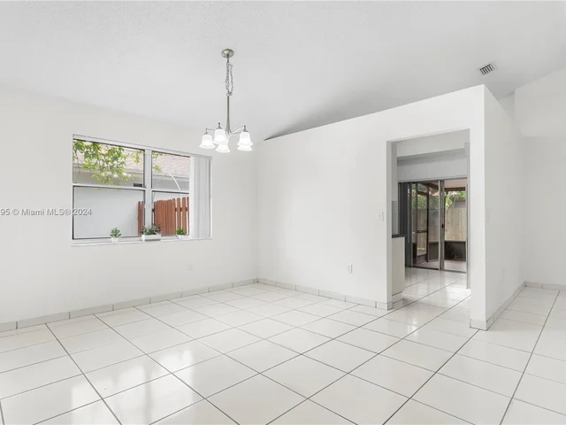 10050 SW 12th St, Pembroke Pines FL 33025