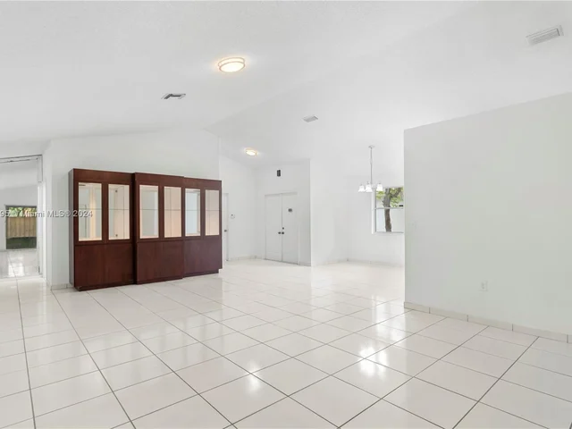 10050 SW 12th St, Pembroke Pines FL 33025