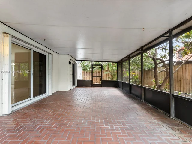 10050 SW 12th St, Pembroke Pines FL 33025