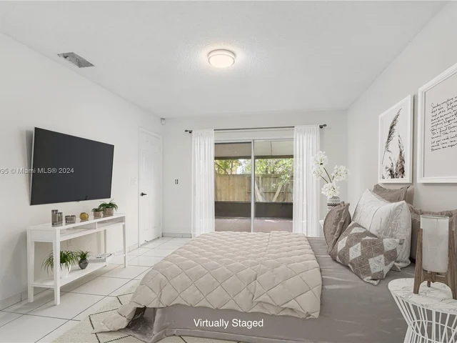 10050 SW 12th St, Pembroke Pines FL 33025