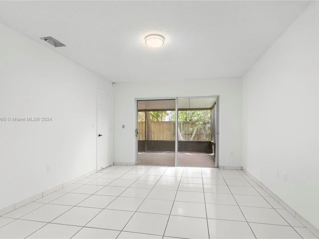 10050 SW 12th St, Pembroke Pines FL 33025