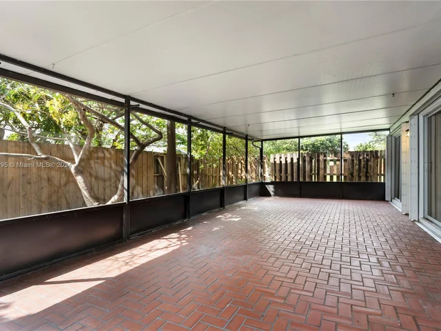 10050 SW 12th St, Pembroke Pines FL 33025