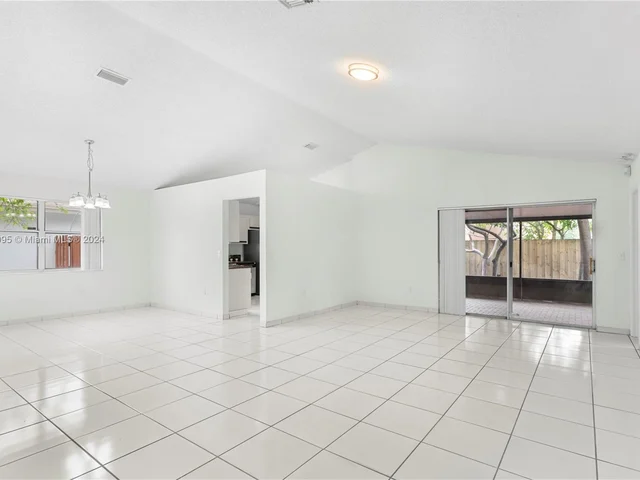 10050 SW 12th St, Pembroke Pines FL 33025