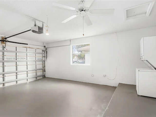 10050 SW 12th St, Pembroke Pines FL 33025