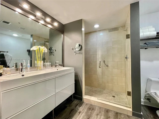 90 SW 3rd St # 1803, Miami FL 33130