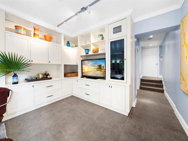 255 W Rivo Alto Dr, Miami Beach FL 33139