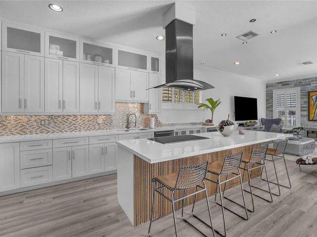 1719 Harbor View Cir, Weston FL 33327