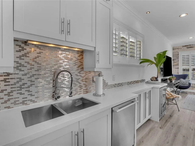 1719 Harbor View Cir, Weston FL 33327