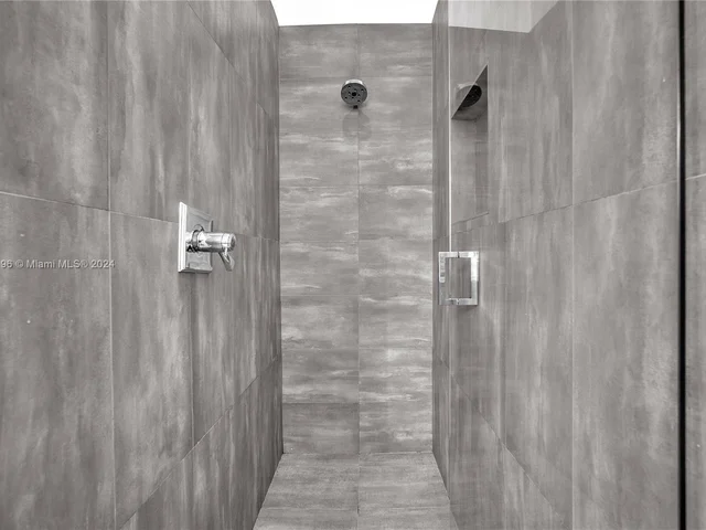 1719 Harbor View Cir, Weston FL 33327