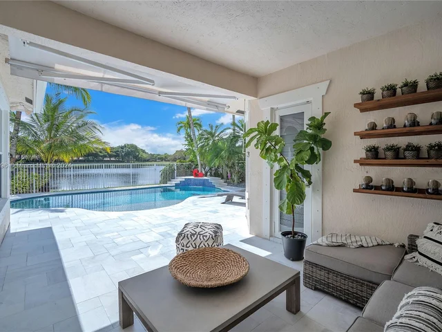 1719 Harbor View Cir, Weston FL 33327