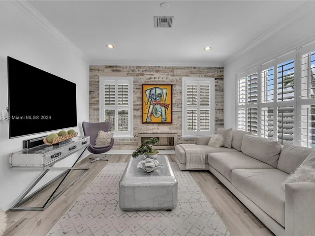 1719 Harbor View Cir, Weston FL 33327