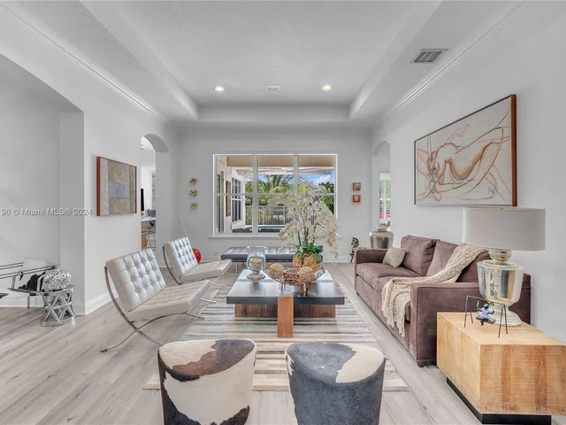 1719 Harbor View Cir, Weston FL 33327