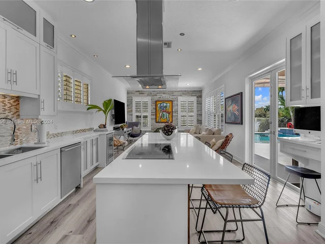 1719 Harbor View Cir, Weston FL 33327