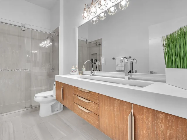 1719 Harbor View Cir, Weston FL 33327