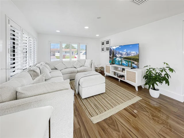 494 W 41st Pl, Hialeah FL 33012